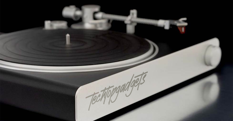 Discover seamless vinyl playing with TechTop Gadgets, the best automatic turntable for elegance and ease of use.